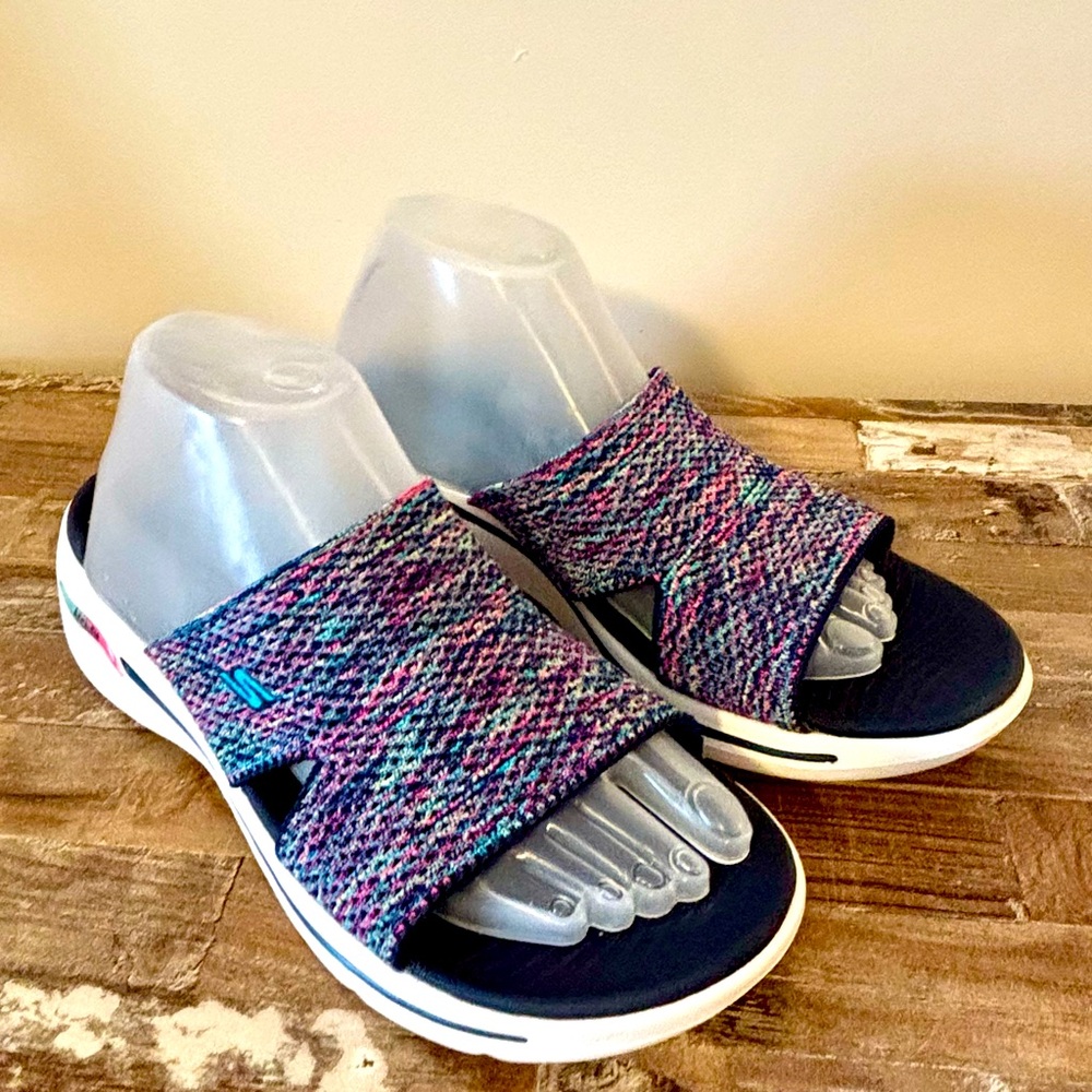 NWOB Skechers Go Walk Arch Fit
Sweet Bliss Sandals Women's
10 Black Multi Slide